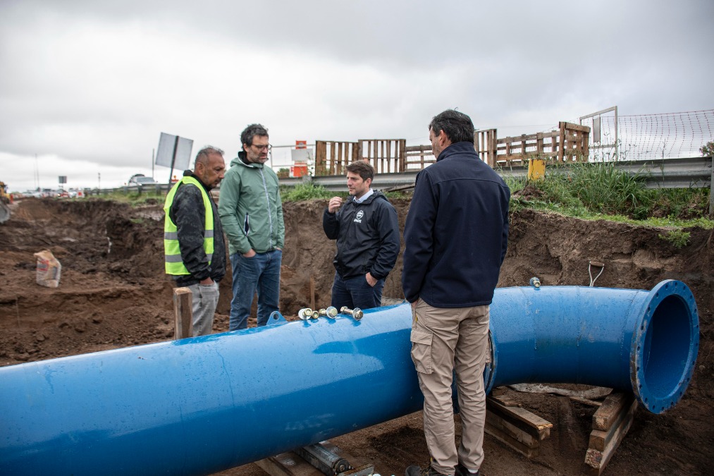 EMOS trabaja en el acueducto en el puente Islas Malvinas