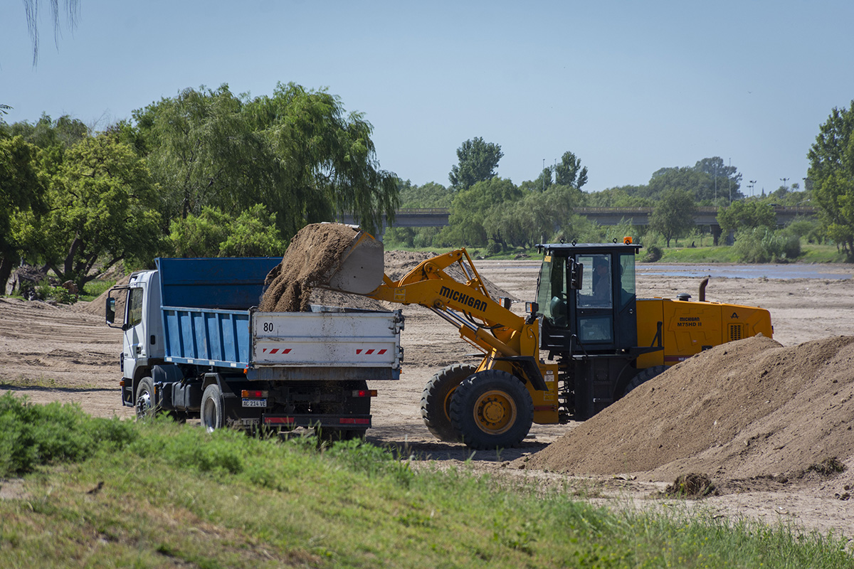 Colocan arena en 1500 calles de tierra