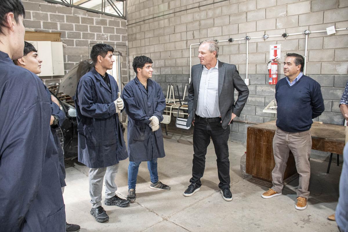 La Municipalidad entregó un vehículo al IPET 79